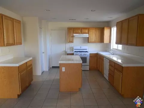 43016 Amoy St, Lancaster, CA 93536 photo 2