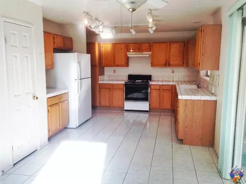 43222 Vineyard Dr, Lancaster, CA 93535 photo 8