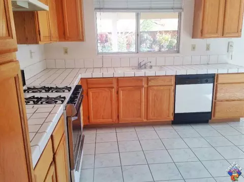 43222 Vineyard Dr, Lancaster, CA 93535 photo 9