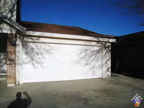 651 Ivesbrook St E, Lancaster, CA 93535 photo 2
