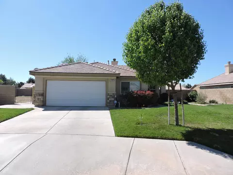 552 Koufax Dr, Lancaster, CA 93535 photo 2
