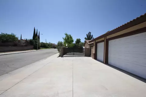 6244 Azalea Dr, Lancaster, CA 93536 photo 2