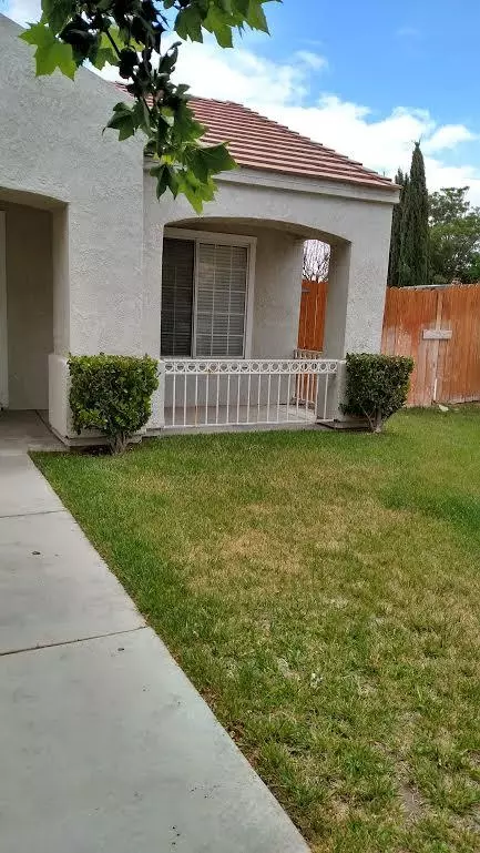 44330 Hazel Ct, Lancaster, CA 93536 photo 2