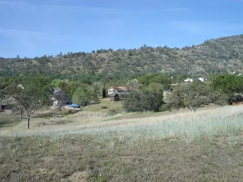 21817 Chestnut Ln, Tehachapi, CA 93561 photo 2