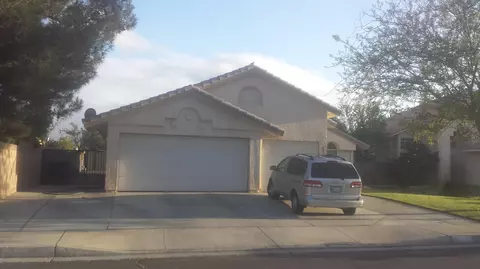 2524 Lingard St E, Lancaster, CA 93535 photo 2