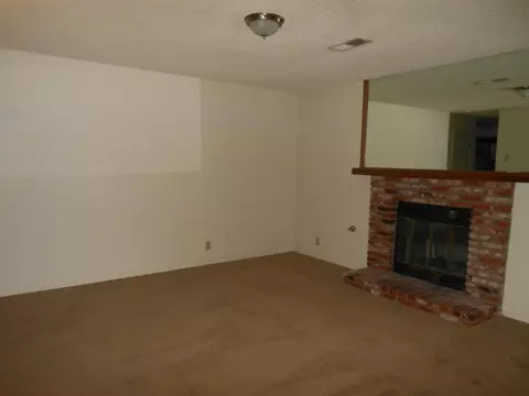 1112 Herzel Ave, Lancaster, CA 93535 photo 2