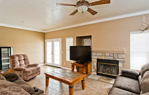1735 Windermere Dr, Lancaster, CA 93534 photo 11