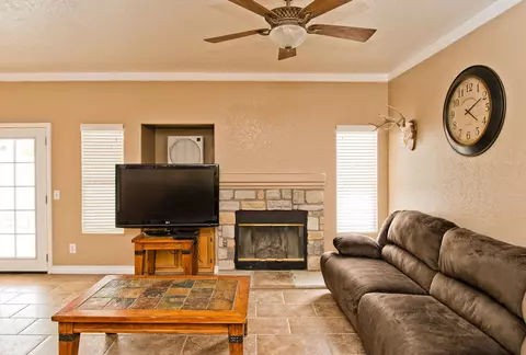 1735 Windermere Dr, Lancaster, CA 93534 photo 9