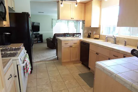 1402 Windsor Pl, Palmdale, CA 93551 photo 8