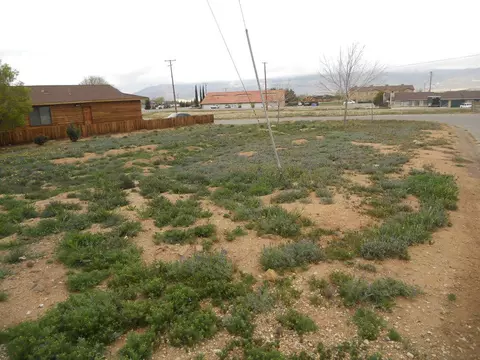 21601 Brook Dr, Tehachapi, CA 93561 photo 2
