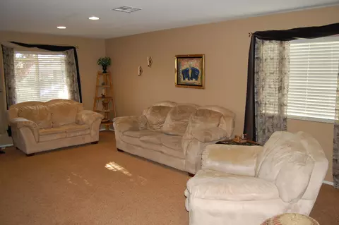 42136 Tropez Dr, Lancaster, CA 93536 photo 6