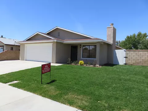 1061 Herzel Ave, Lancaster, CA 93535 photo 2