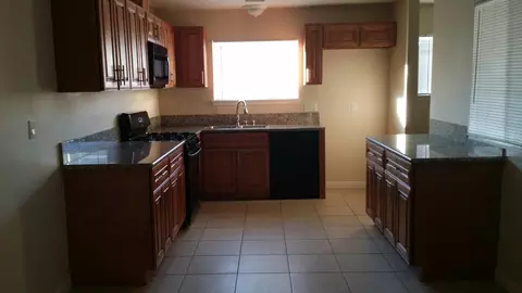 38520 33rd St E, Palmdale, CA 93550 photo 2