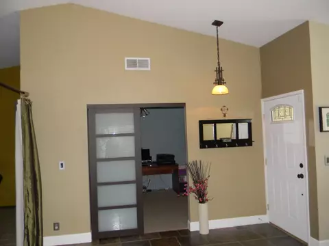 43219 Vineyard Dr, Lancaster, CA 93535 photo 2
