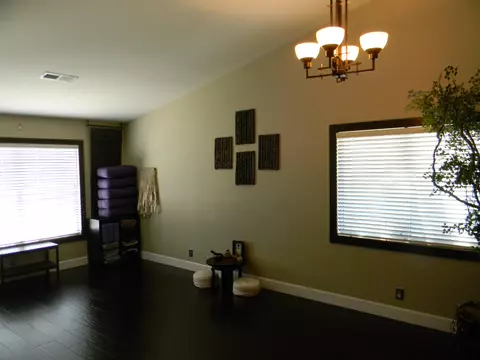 43219 Vineyard Dr, Lancaster, CA 93535 photo 3