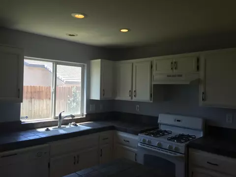 2110 Lightcap St, Lancaster, CA 93535 photo 9