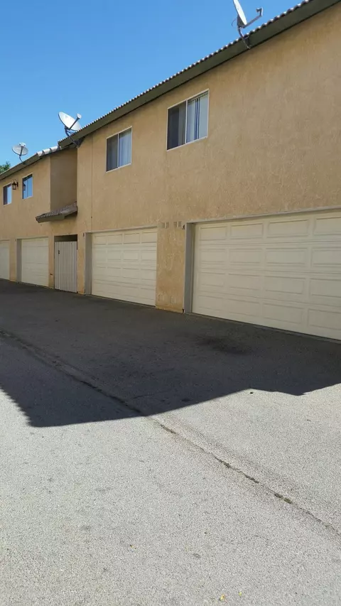 1649 Pine Ct, Lancaster, CA 93535 photo 3