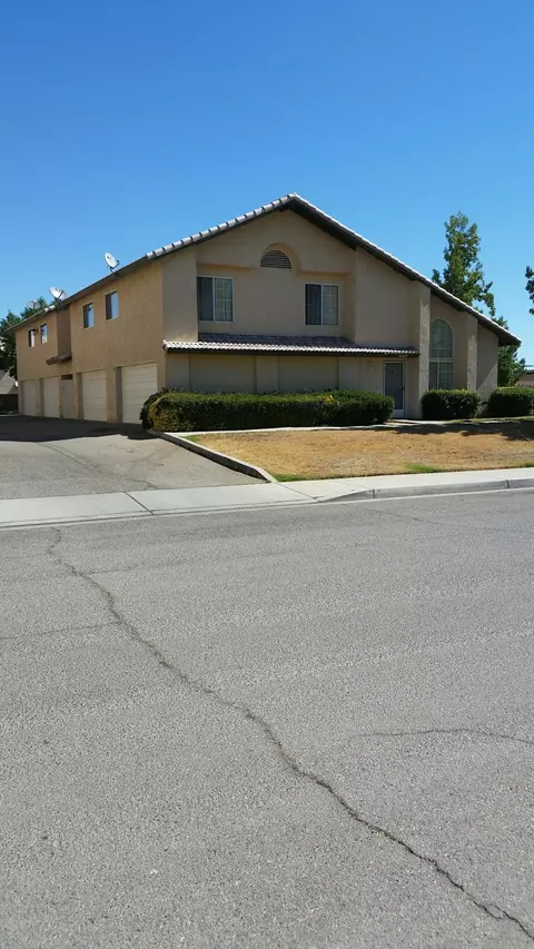 1649 Pine Ct, Lancaster, CA 93535 photo 1
