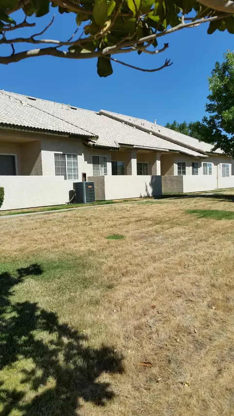 1649 Pine Ct, Lancaster, CA 93535 photo 2