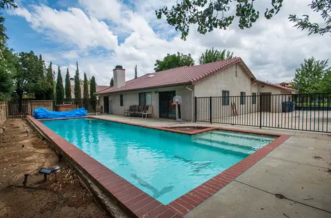 6033 Tulip Cir, Lancaster, CA 93536 photo 2