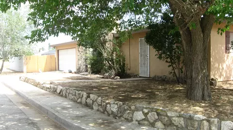 900 Oakwood St, Tehachapi, CA 93561 photo 2