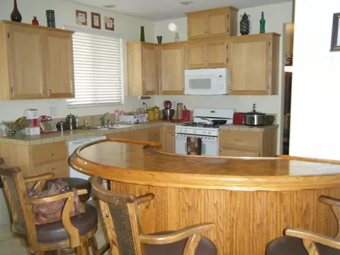 42956 Carpenter Dr, Lancaster, CA 93535 photo 2
