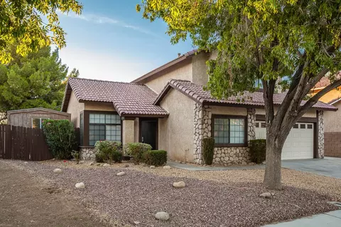 44938 Caboose Dr, Lancaster, CA 93535 photo 2