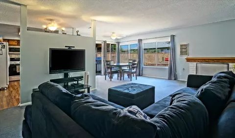 44228 8th St E, Lancaster, CA 93535 photo 2