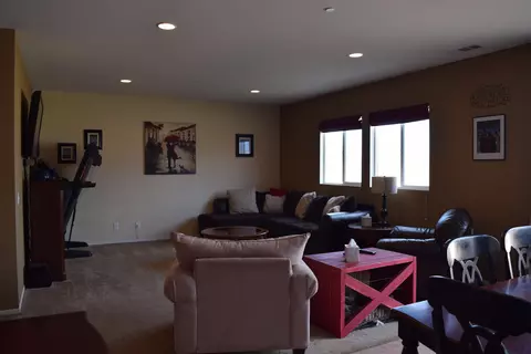 44306 Vineyard Dr, Lancaster, CA 93535 photo 4