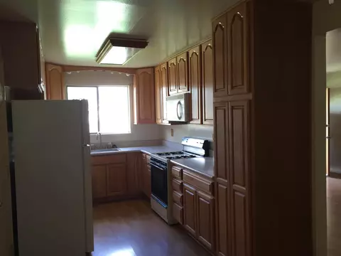 514 Nugent St E, Lancaster, CA 93535 photo 2
