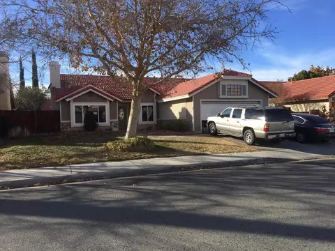 43333 Carol Dr, Lancaster, CA 93535 photo 1