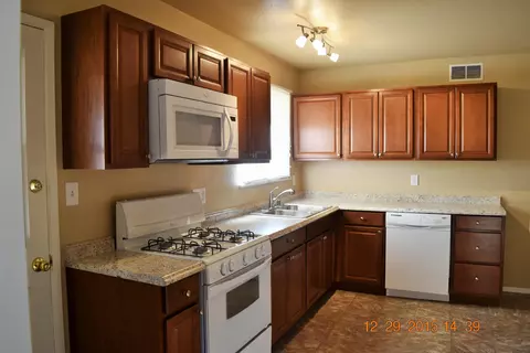 432 Kettering St E, Lancaster, CA 93535 photo 2