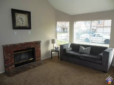 37471 Stonegate Ln, Palmdale, CA 93552 photo 4