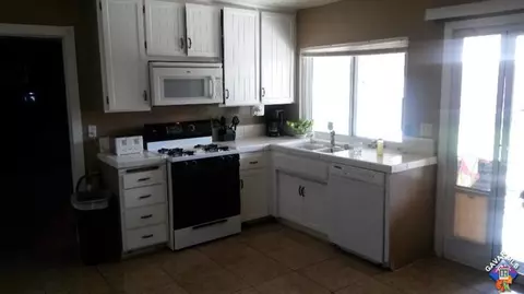 614 Curve Circle Cir E, Lancaster, CA 93535 photo 5