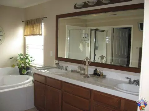 2323 Allyssum Pl W, Palmdale, CA 93551 photo 4
