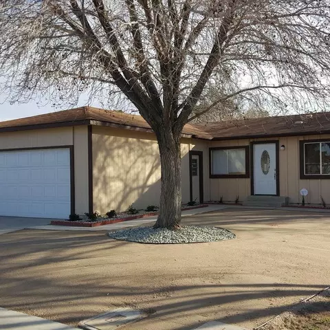 43616 Oleander St, Lancaster, CA 93535 photo 2