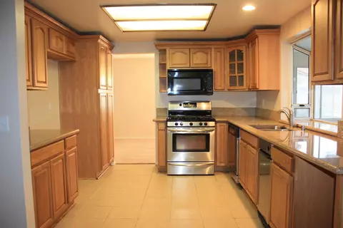 43945 Broadwater Ave, Lancaster, CA 93535 photo 2