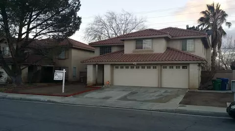644 Tina Ct, Lancaster, CA 93535 photo 2