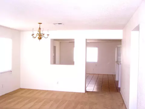 45340 Robinson Dr, Lancaster, CA 93535 photo 2