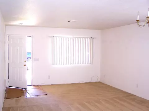 45340 Robinson Dr, Lancaster, CA 93535 photo 3