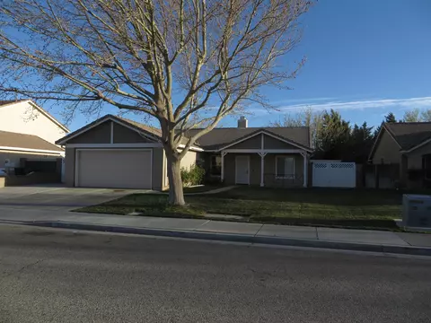 6300 Jasper Ct, Lancaster, CA 93536 photo 2