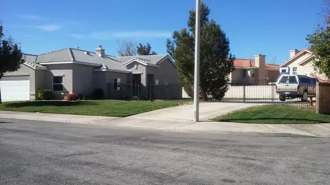 44123 Green Tree Ct, Lancaster, CA 93535 photo 2