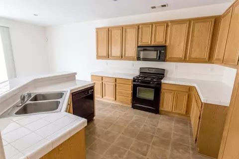 43877 Marbella St, Lancaster, CA 93536 photo 4