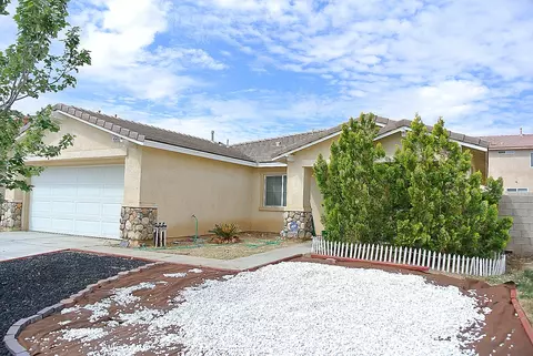 45431 Robinson Dr, Lancaster, CA 93535 photo 2