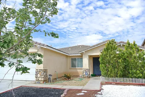 45431 Robinson Dr, Lancaster, CA 93535 photo 1