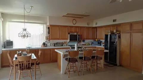 5653 Eisenhower Way, Palmdale, CA 93552 photo 2