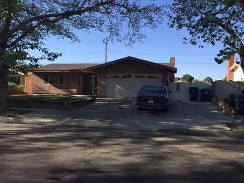 755 Oldfield St E, Lancaster, CA 93535 photo 2