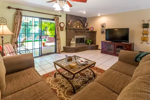 2526 Brentwood Dr, Lancaster, CA 93536 photo 3