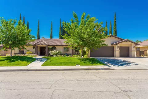 2526 Brentwood Dr, Lancaster, CA 93536 photo 2