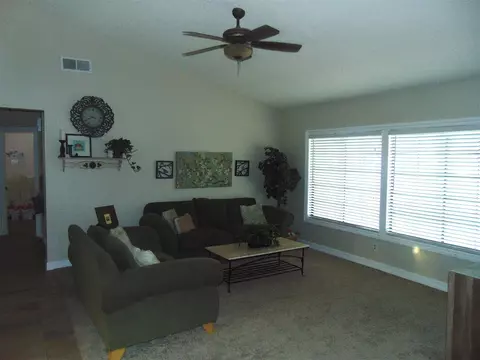 44203 Halcom Ave, Lancaster, CA 93536 photo 4